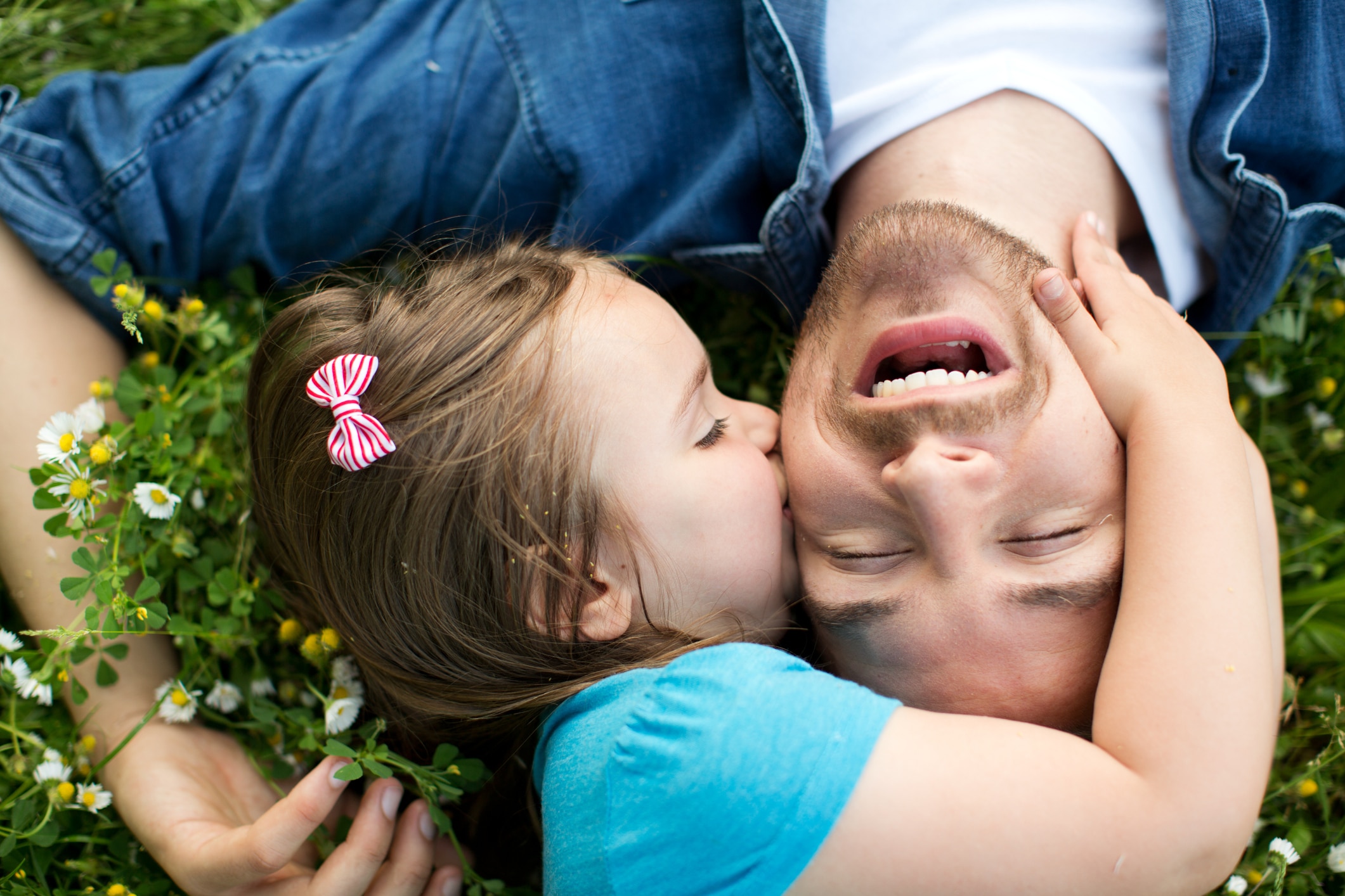 Pere et fille dans l herbe