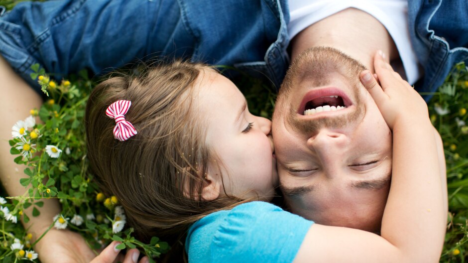 Vater-und-tochter-liegen-im-gras