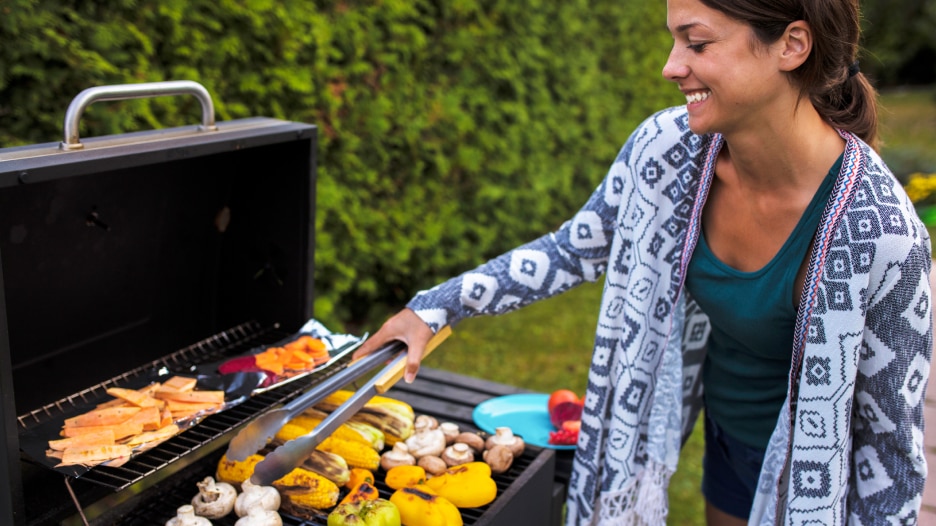 Femme-grille-des-legumes