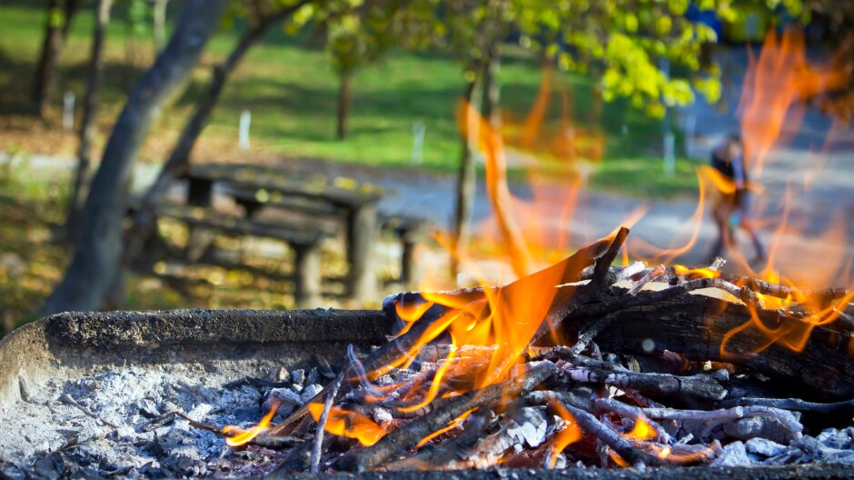 Brennendes Feuer in einem Grill