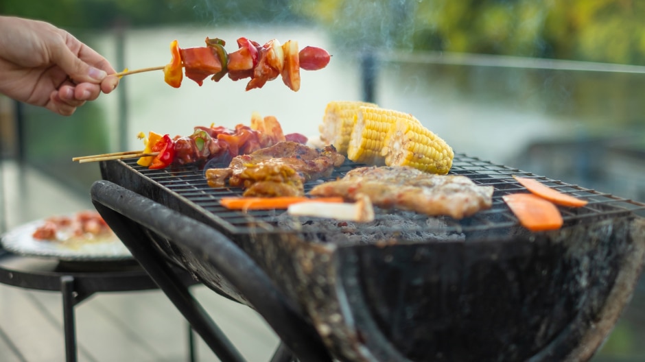 Eine Hand hält einen Grillspiess