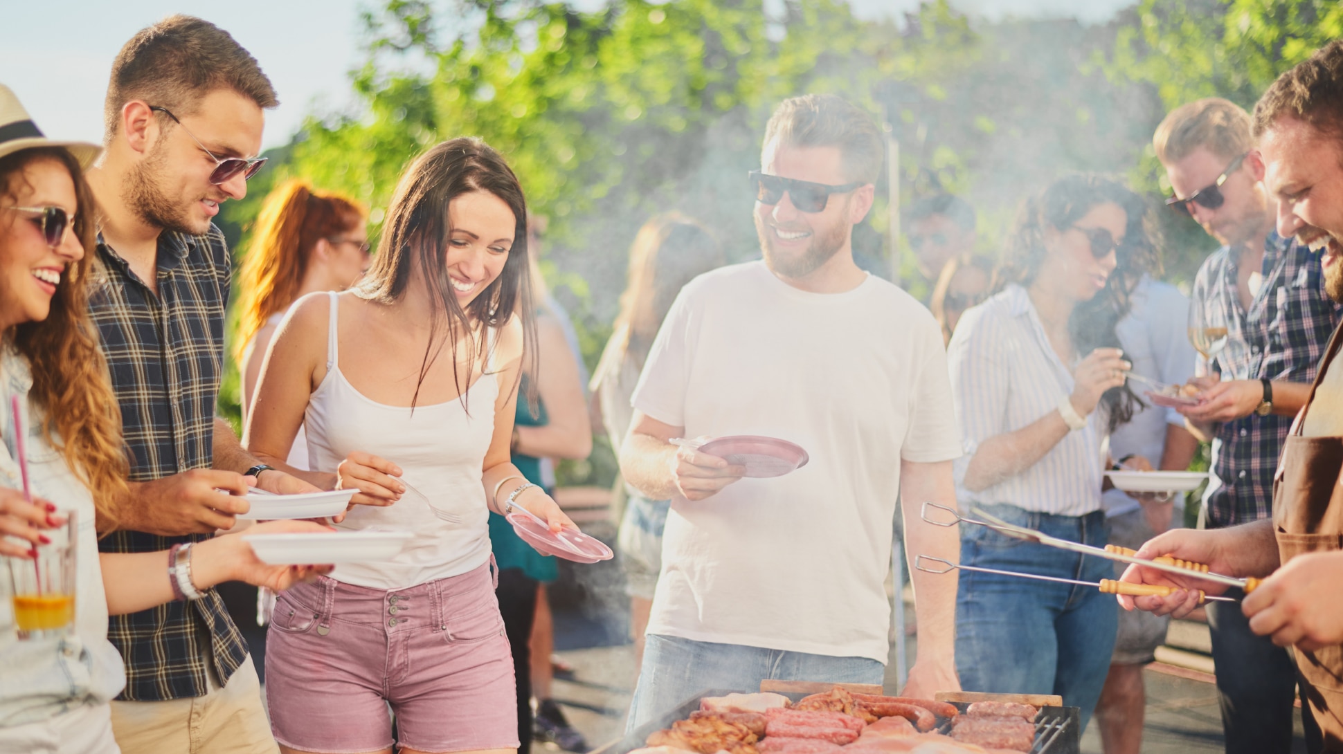 Freunde grillen zusammen