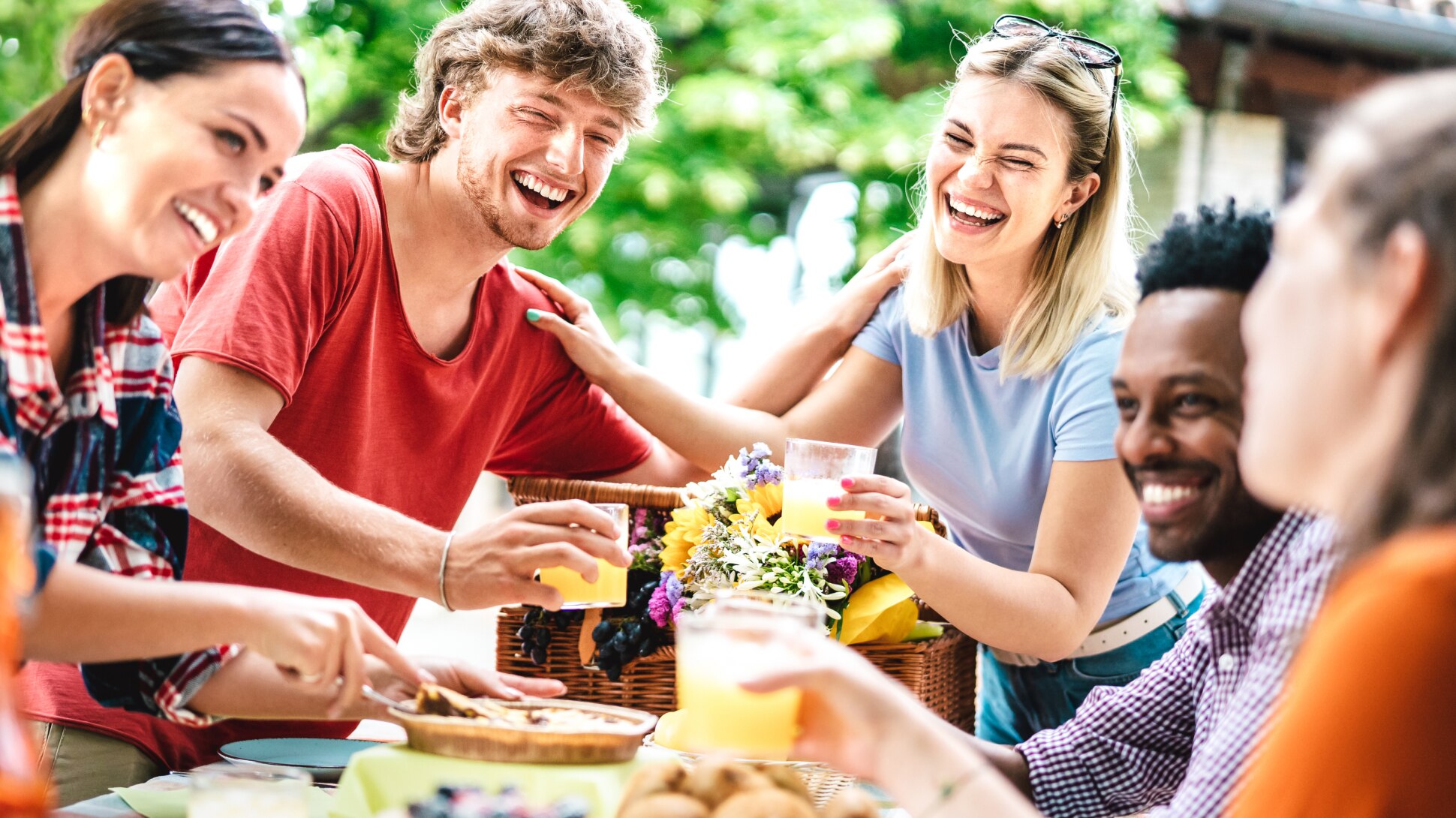 Freunde sitzen zusammen am Tisch