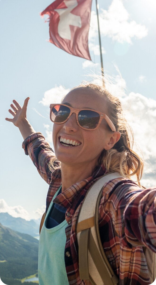 Frau vor Schweizer Flagge