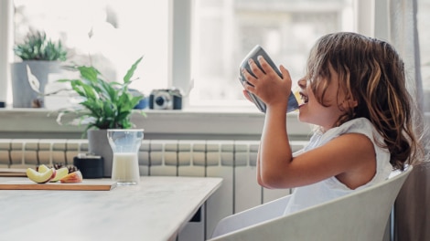 Kind isst am Frühstückstisch