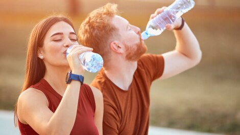 2 Personen trinken Wasser