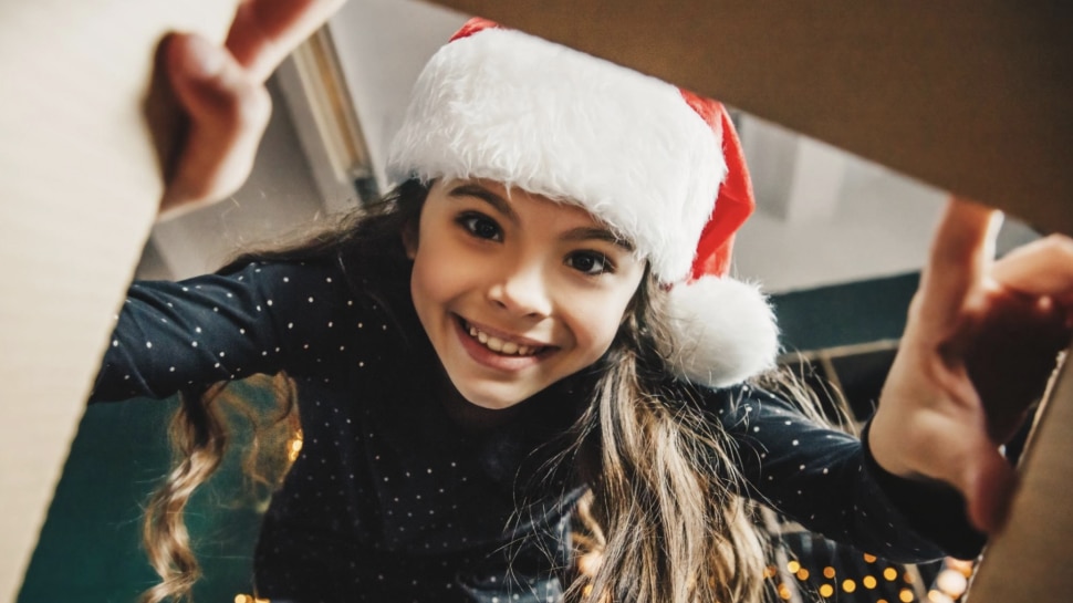 Petite-fille-ouvre-cadeau