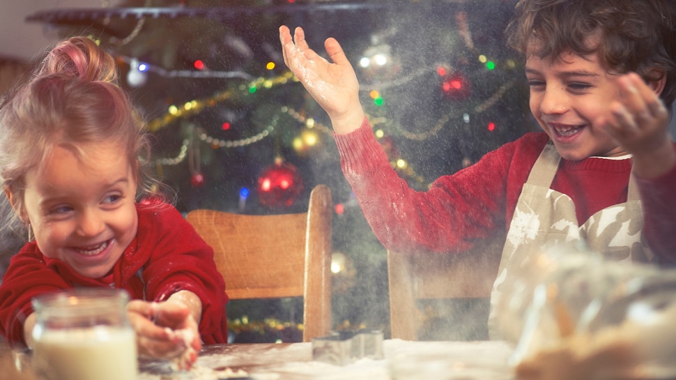 Kinder backen Weihnachtsplätzchen