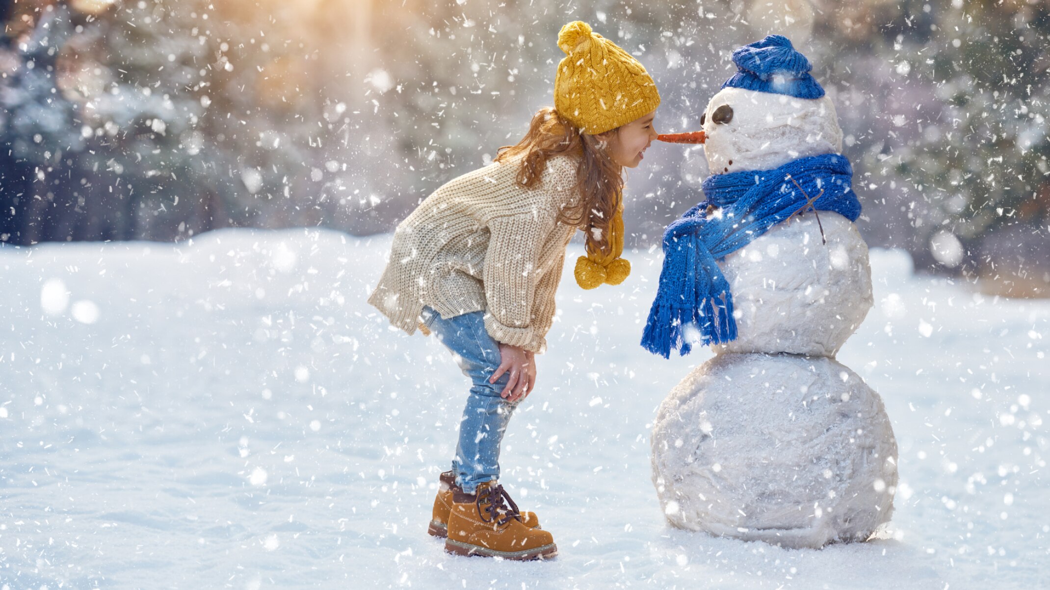 Kind und Schneemann