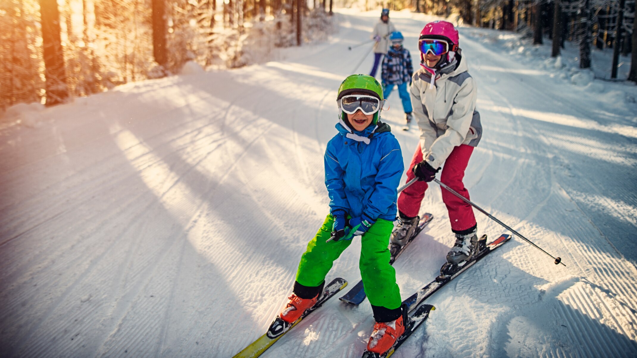 Kinder fahren Ski