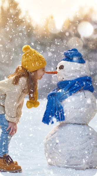 enfant et bonhomme de neige