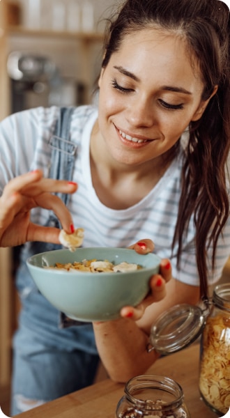 Frau macht sich essen
