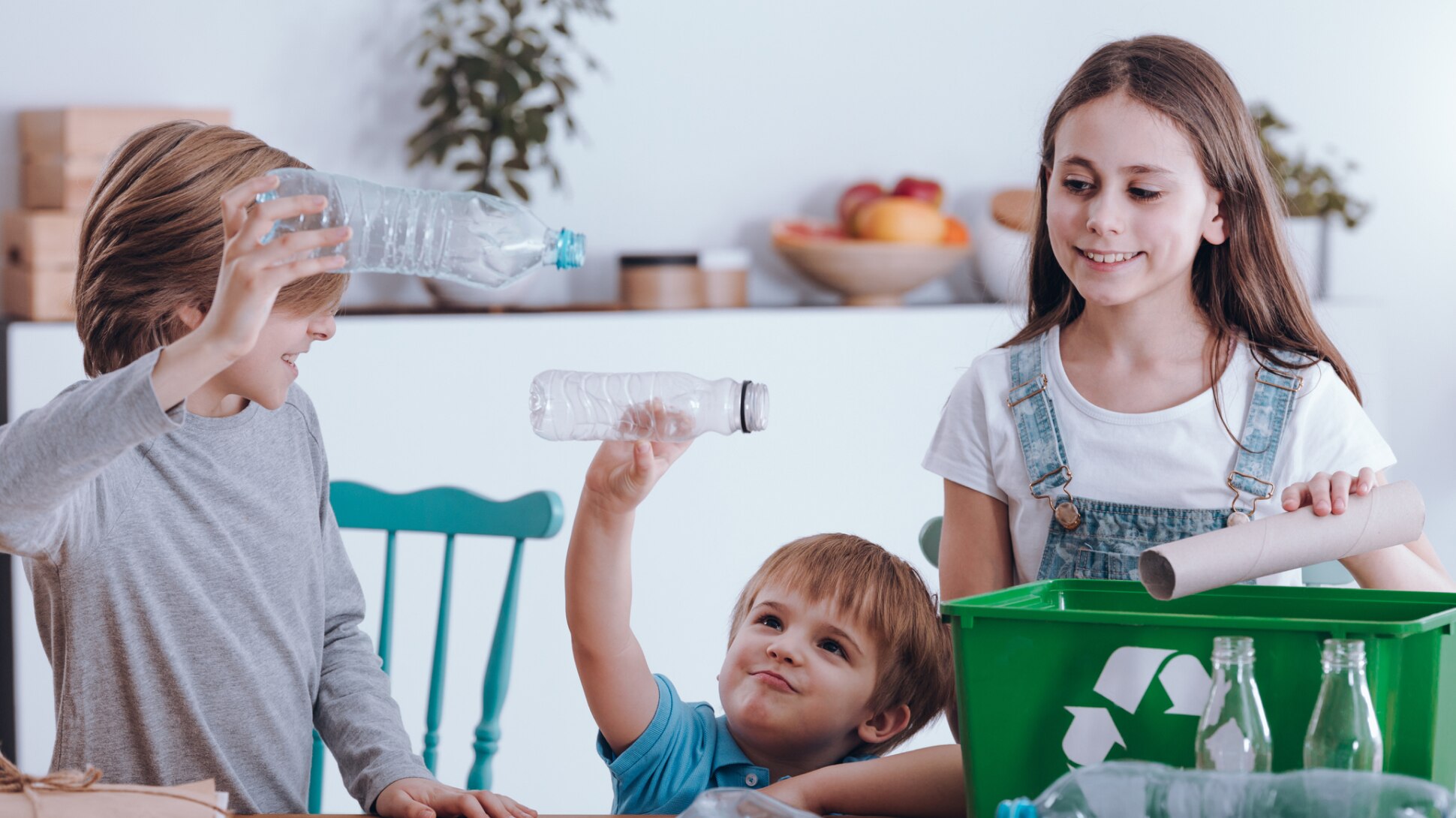 Kinder helfen beim Recycling