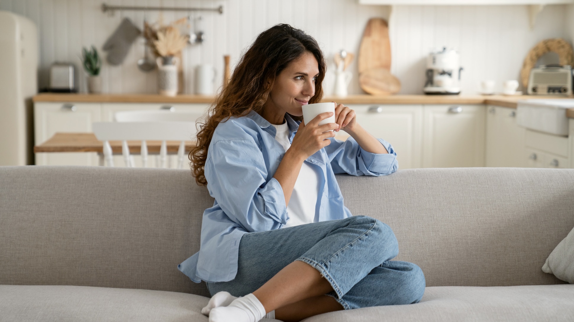 Une femme boit du café