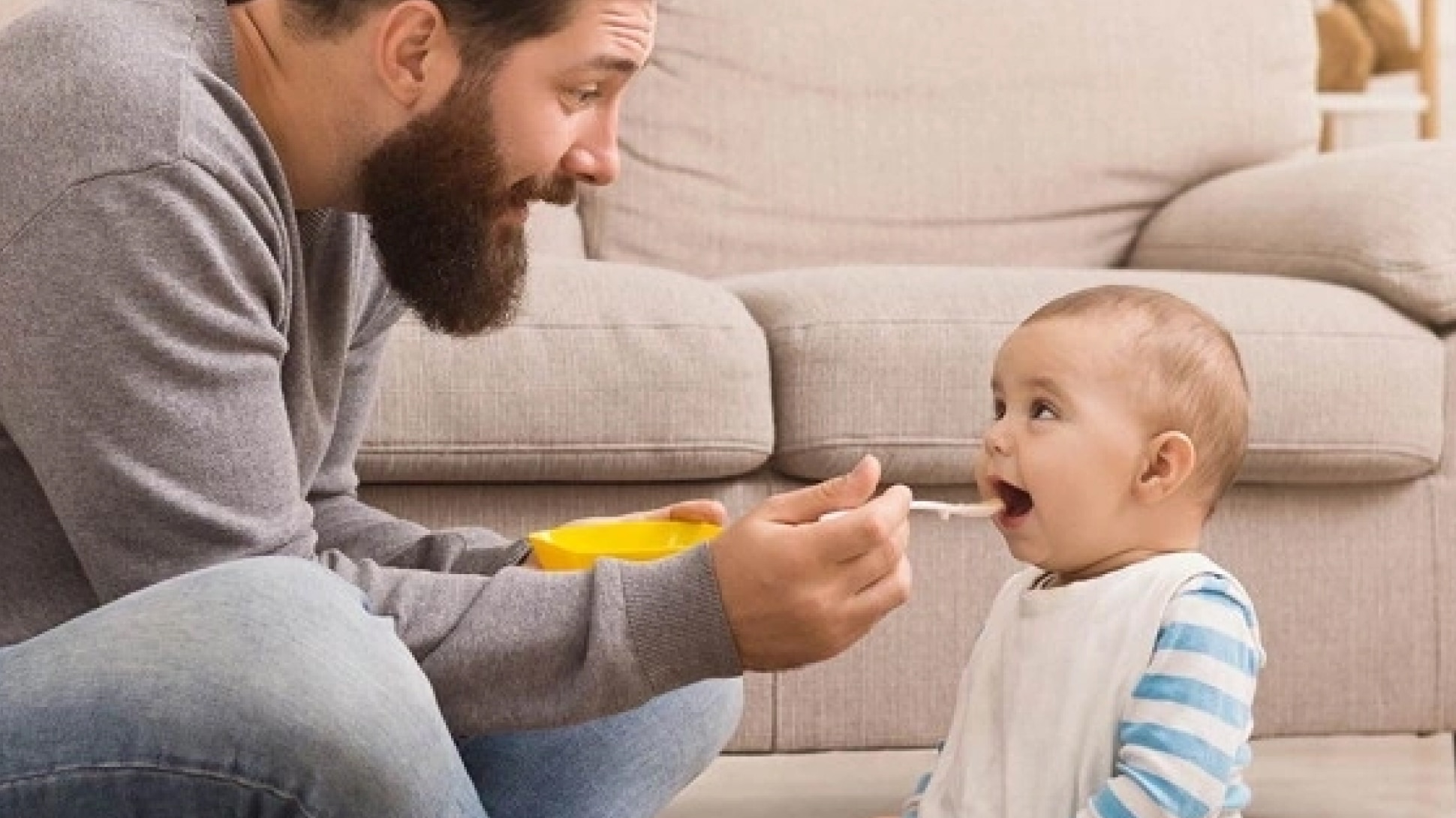 Ein Vater füttert sein Baby