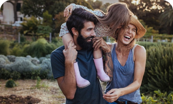 Famille-heureuse-en-plen-air