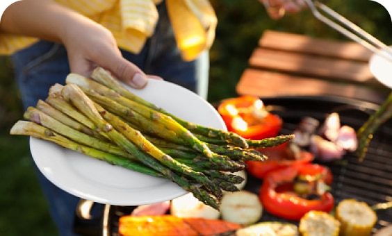 eine-frau-hält-einen-teller-mit-grillgut