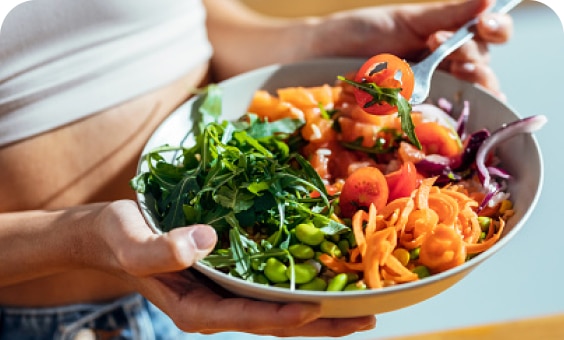 frau-mit-gemuese-bowl