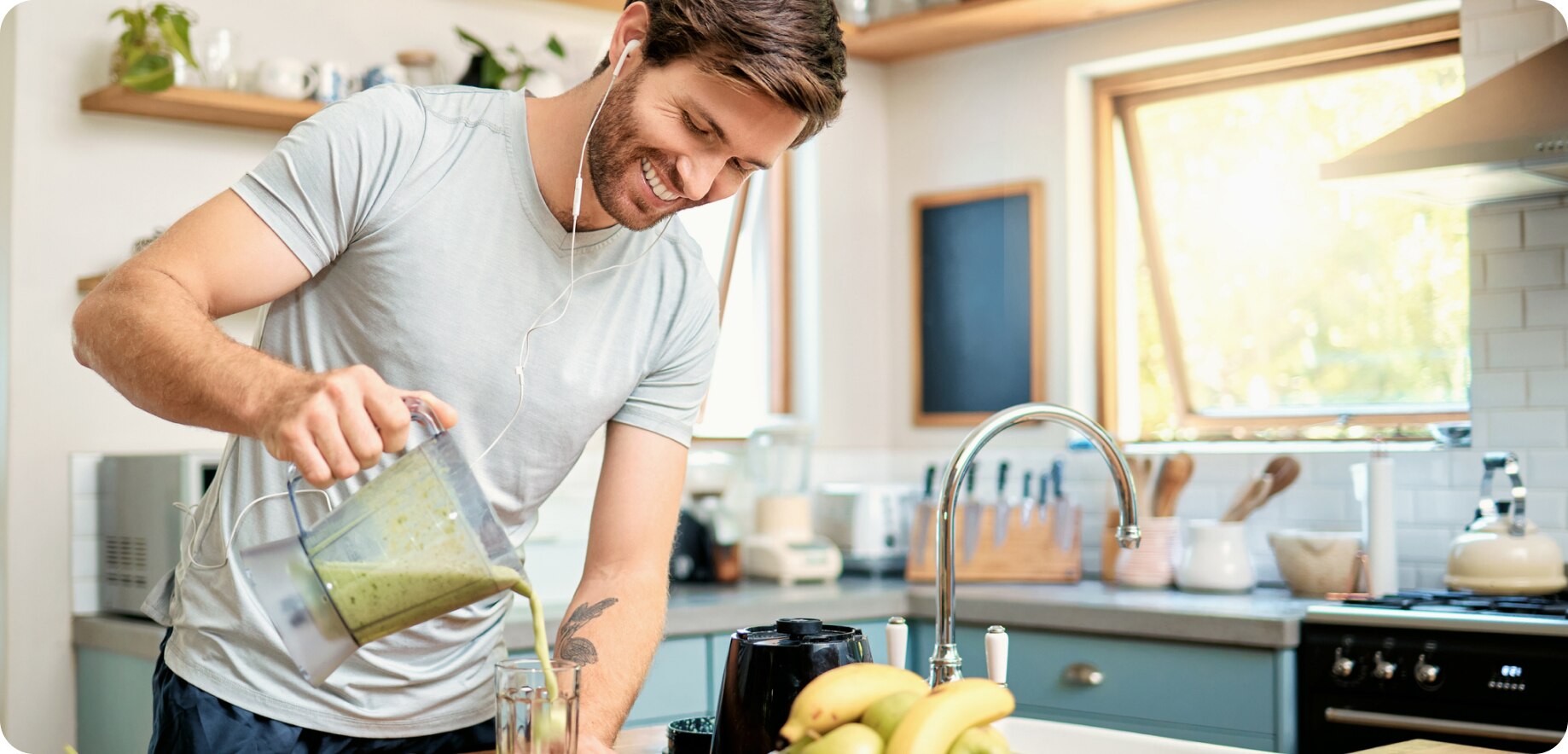 Mann kocht in der Küche