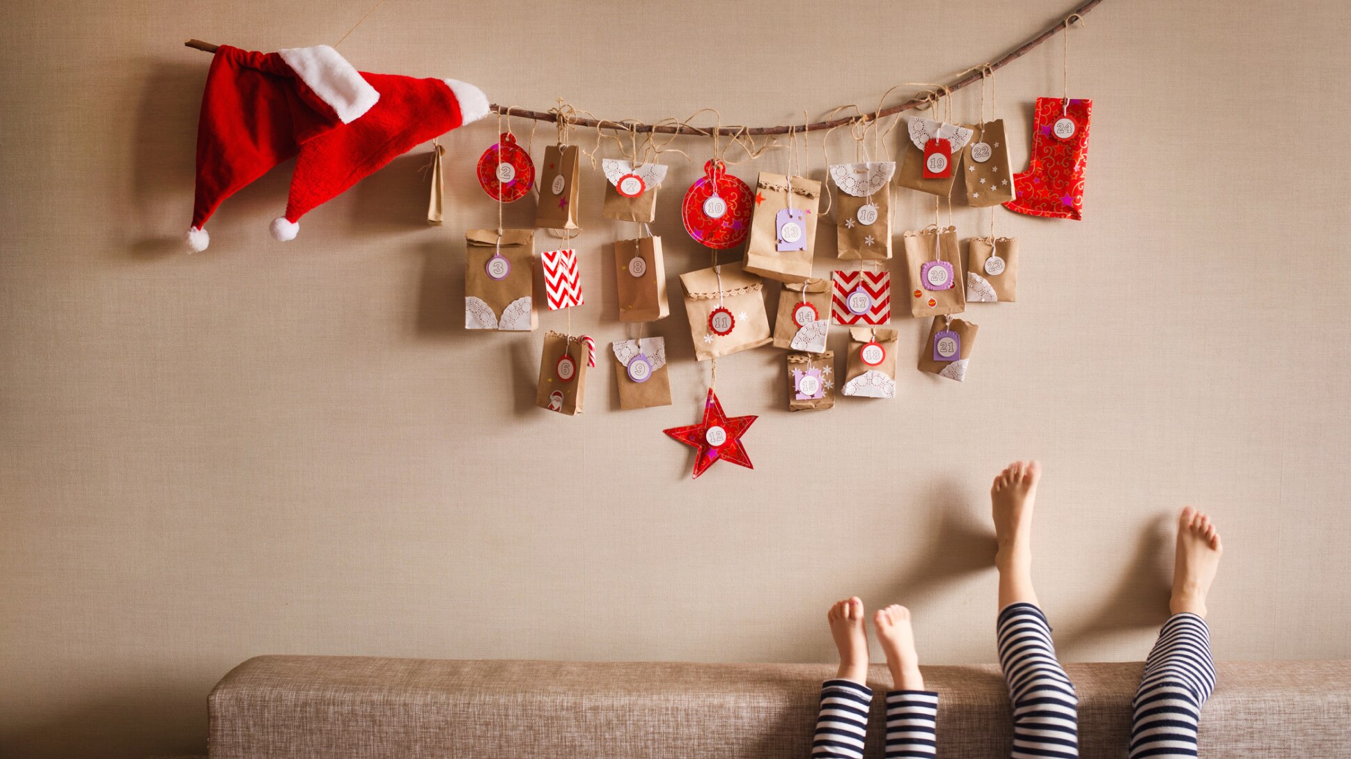 Adventskalender hängt an der Wand