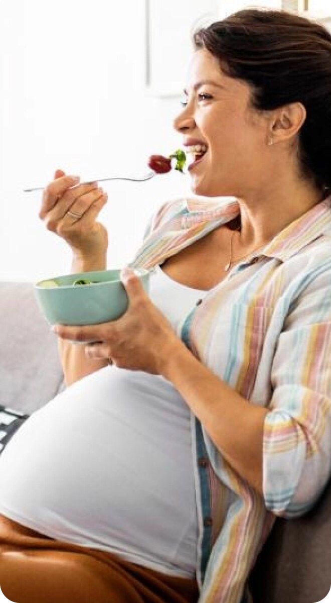 Schwangere Frau isst