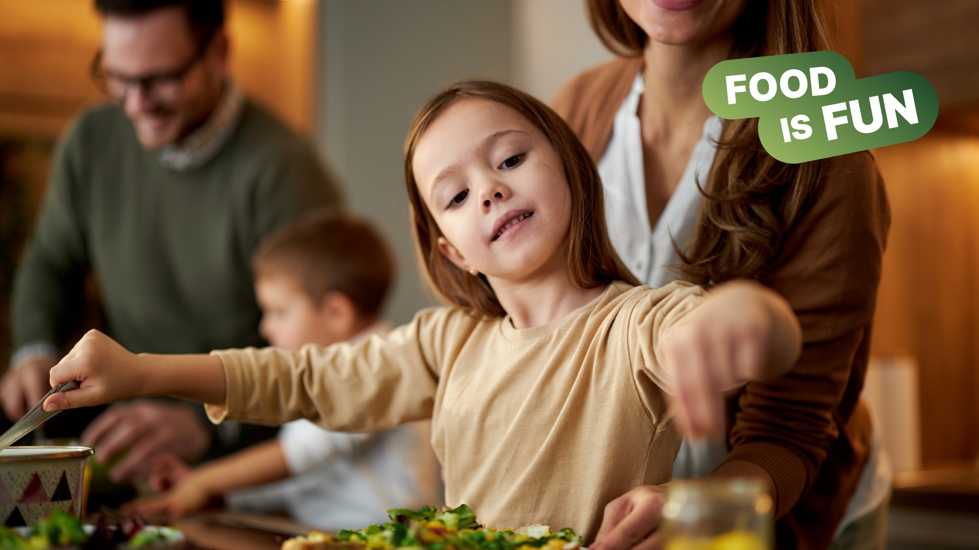 Kind hilft beim kochen