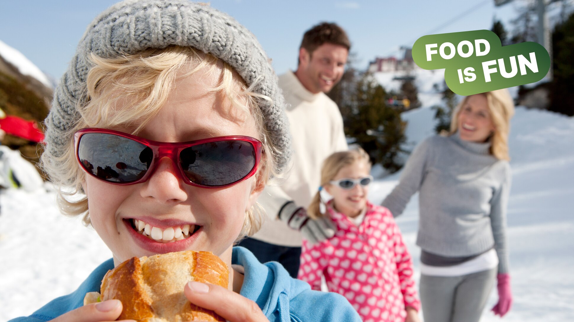 Familie im Schnee zusammen