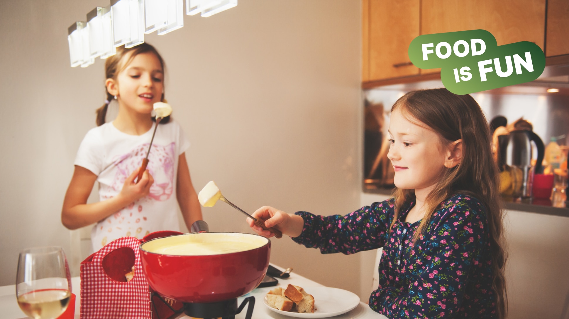Kinder machen Käsefondue