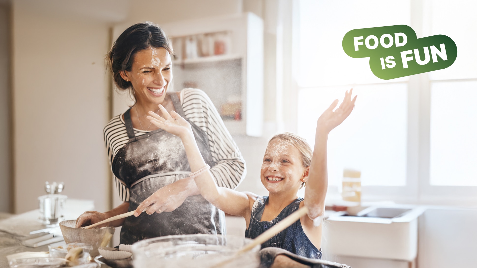 Mutter und Tochter in der Küche