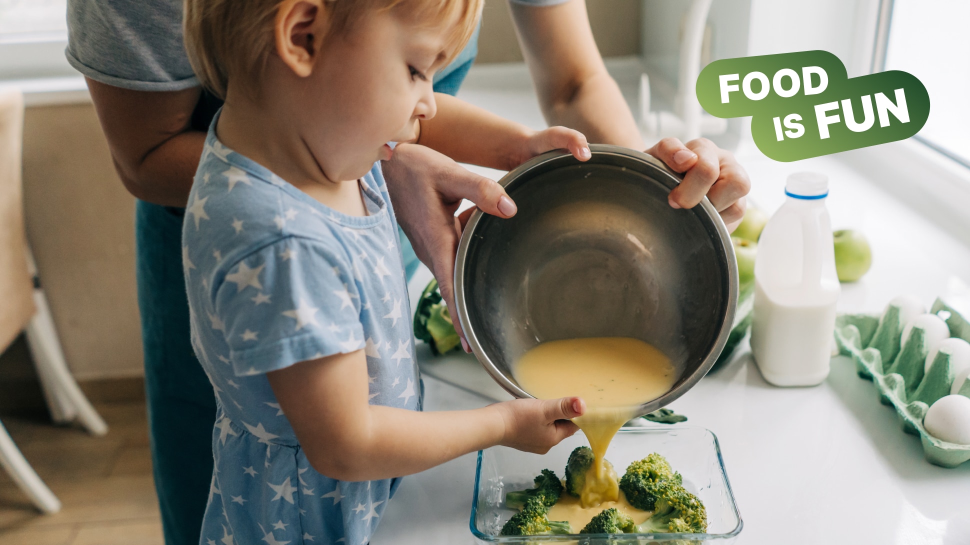 Kind kocht mit Eltern