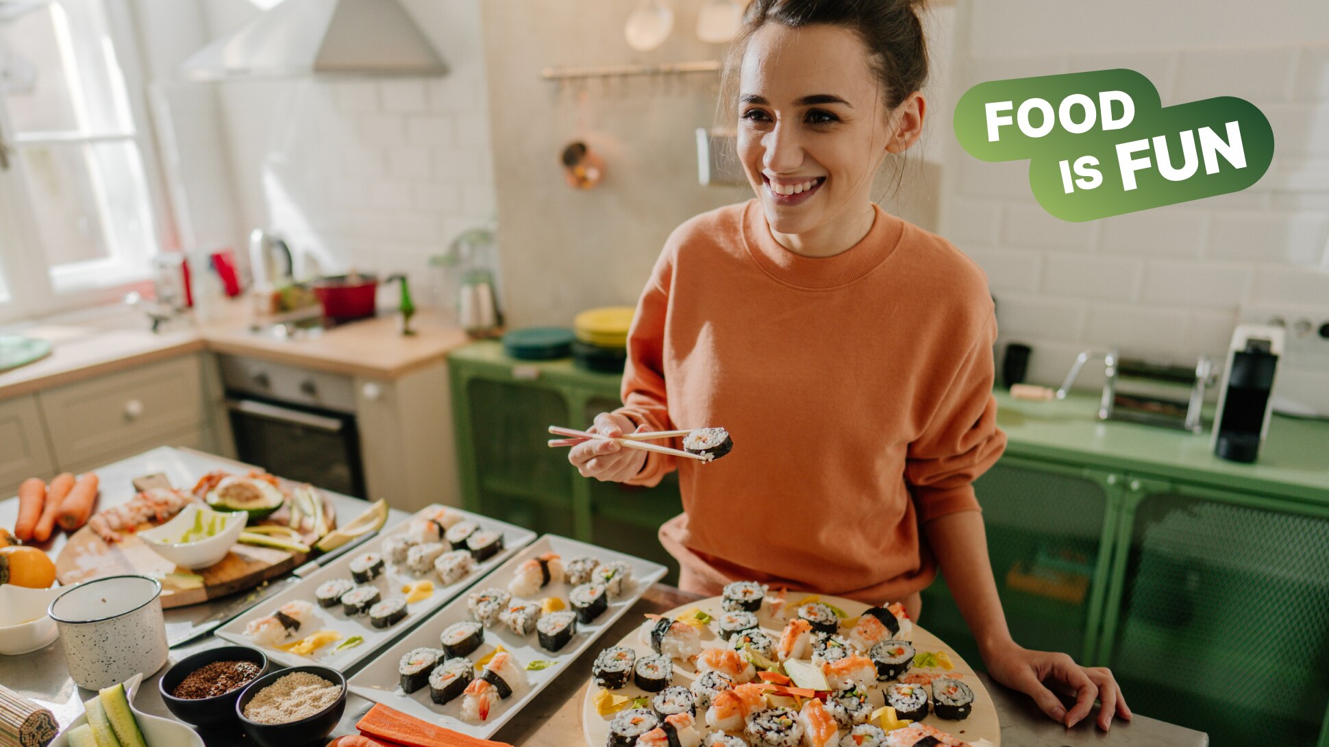 Frau probiert Essen in der Küche