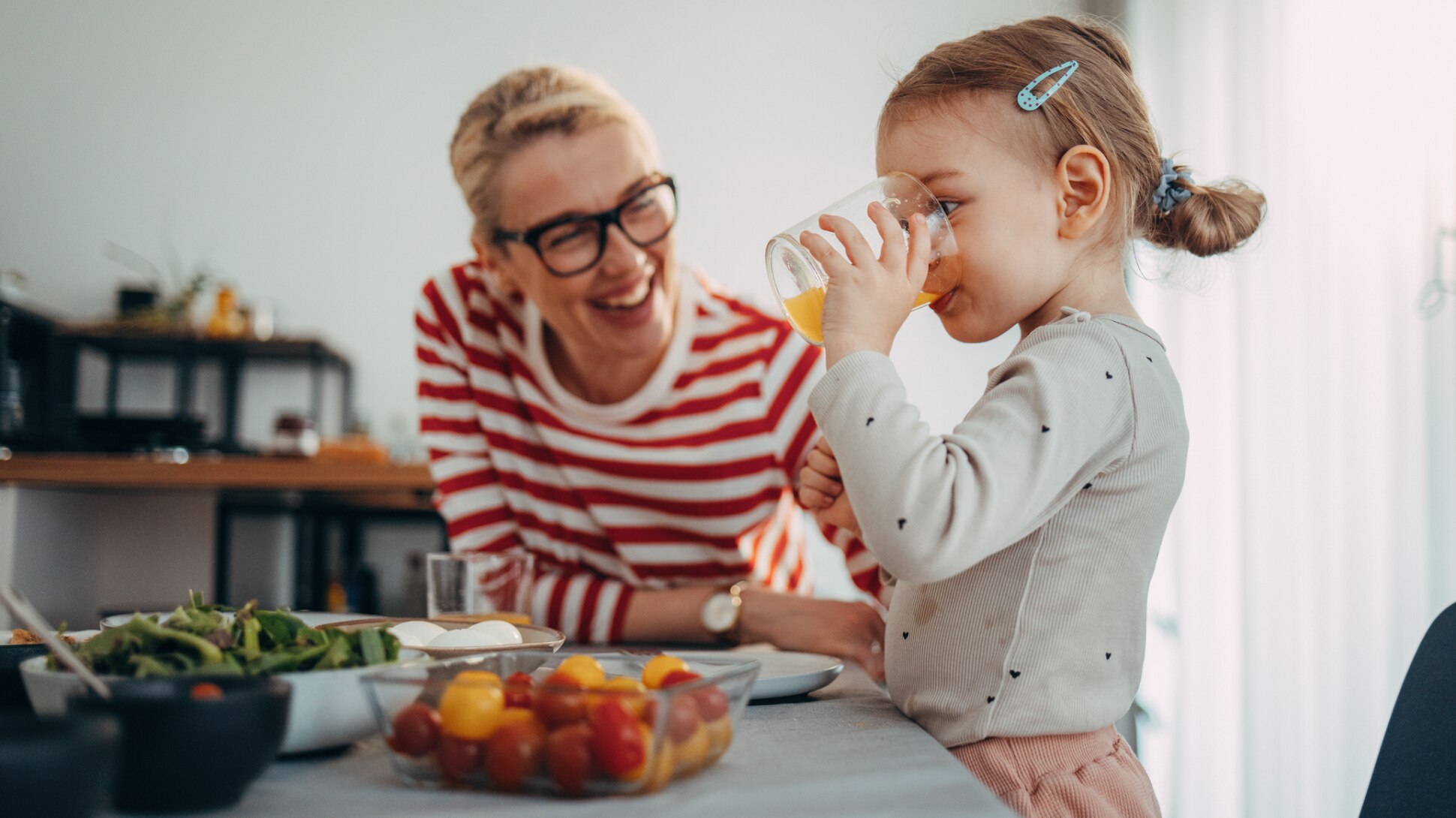 Mutter und Tochter in der Küche