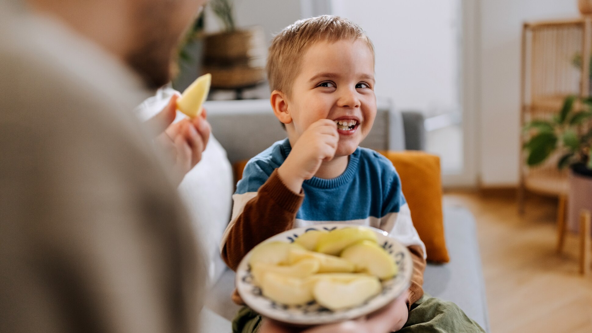 Kind isst Obst