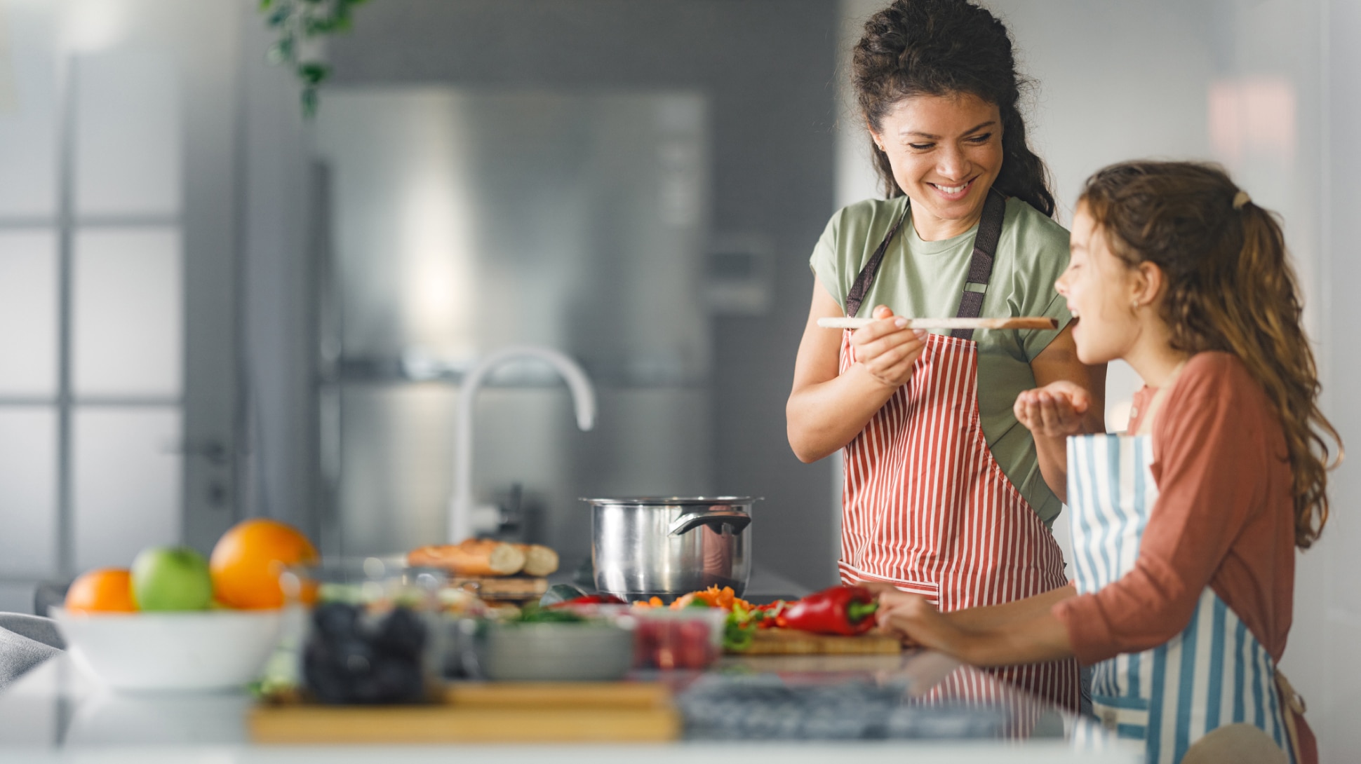 Mutter und Tochter kochen zusammen