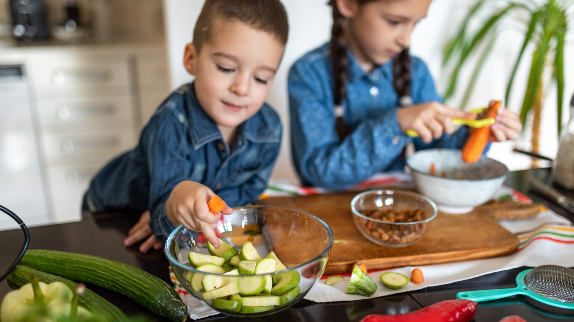 Kinder essen rohes Gemüse