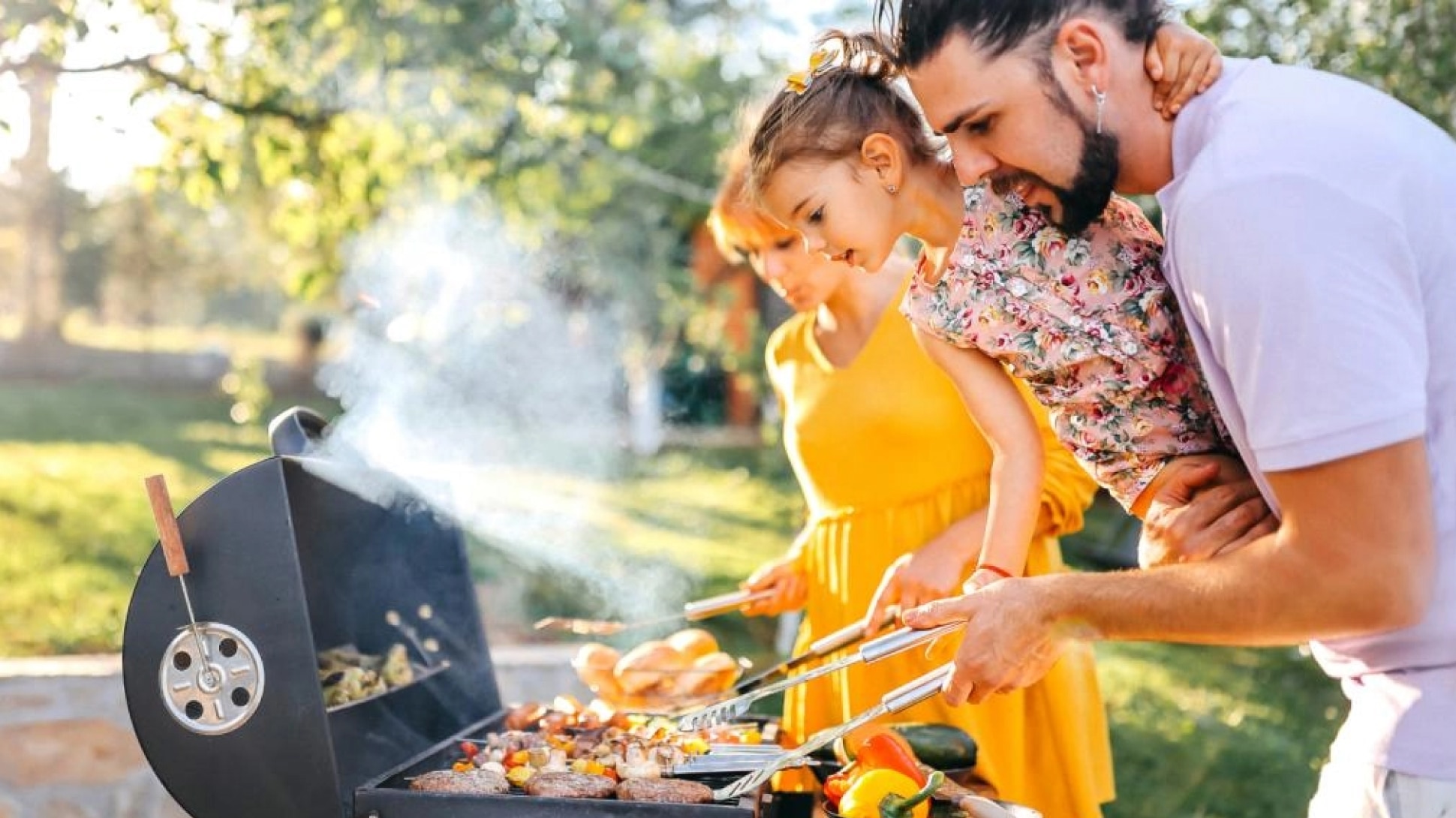 Familie grillt zusammen