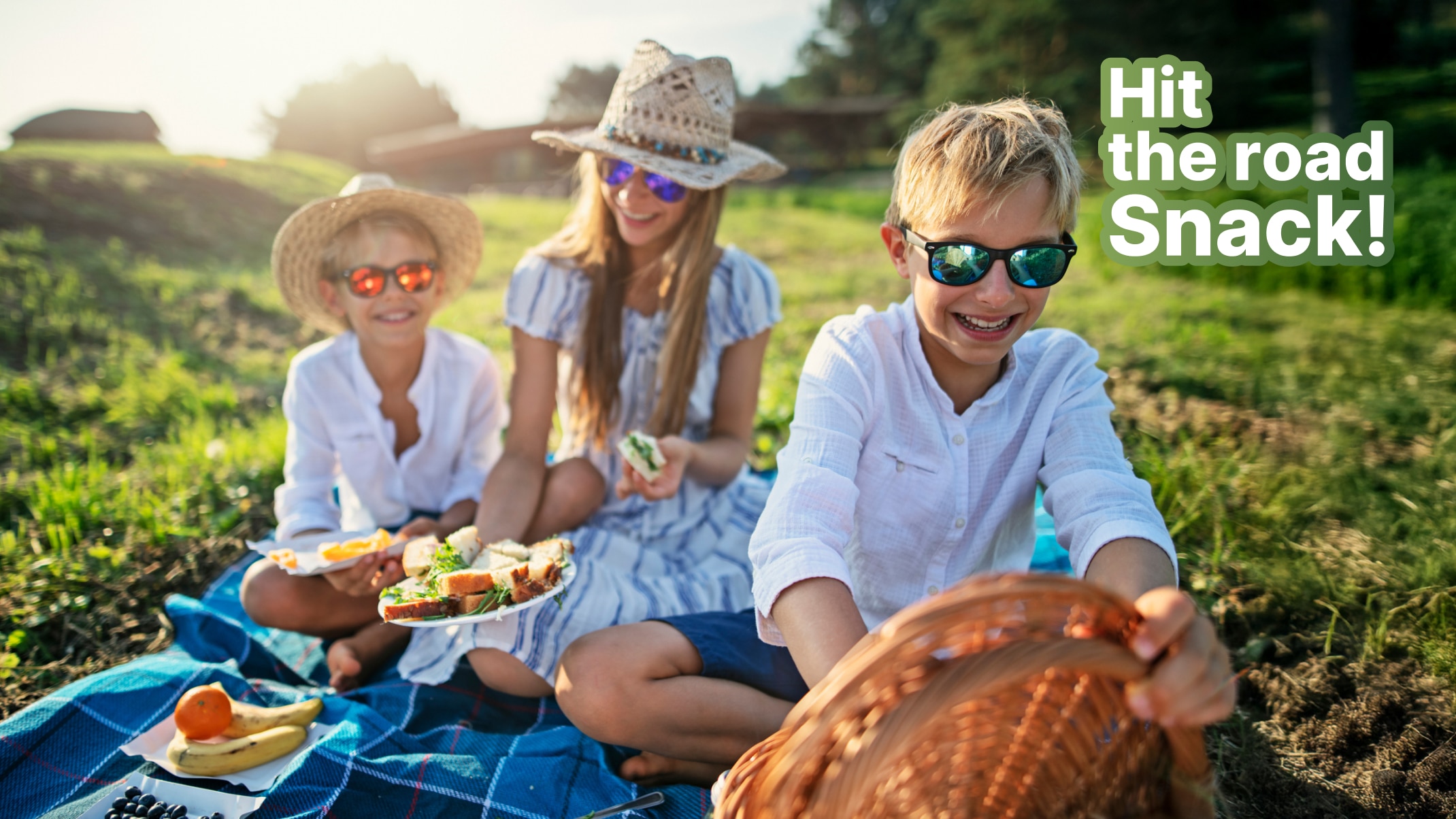Kinder mit Sonnenbrille auf der Wiese