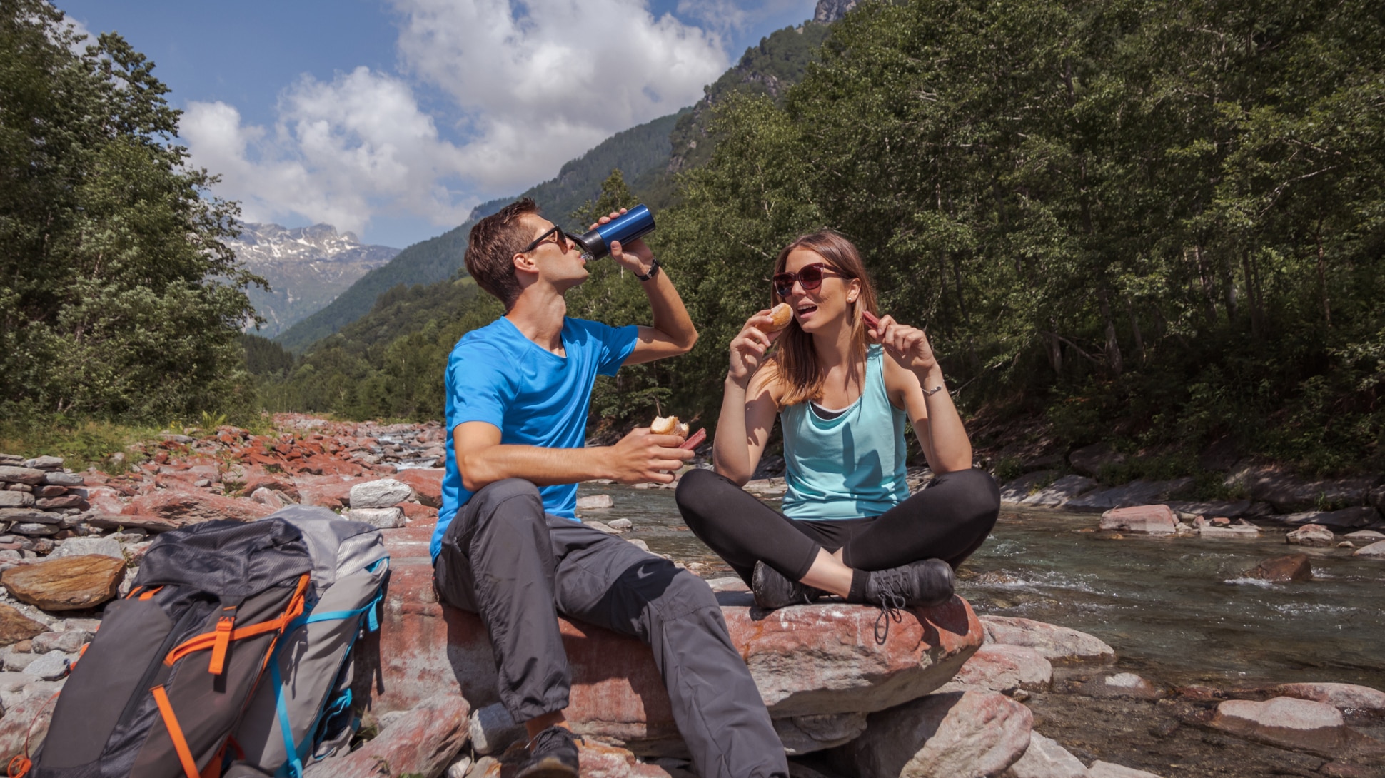 Freunde snacken am Wasser