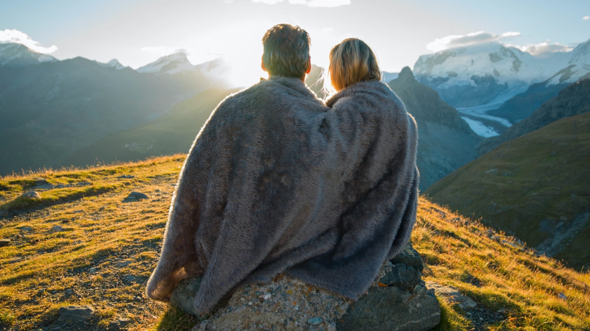Paar unter der Decke in den Bergen