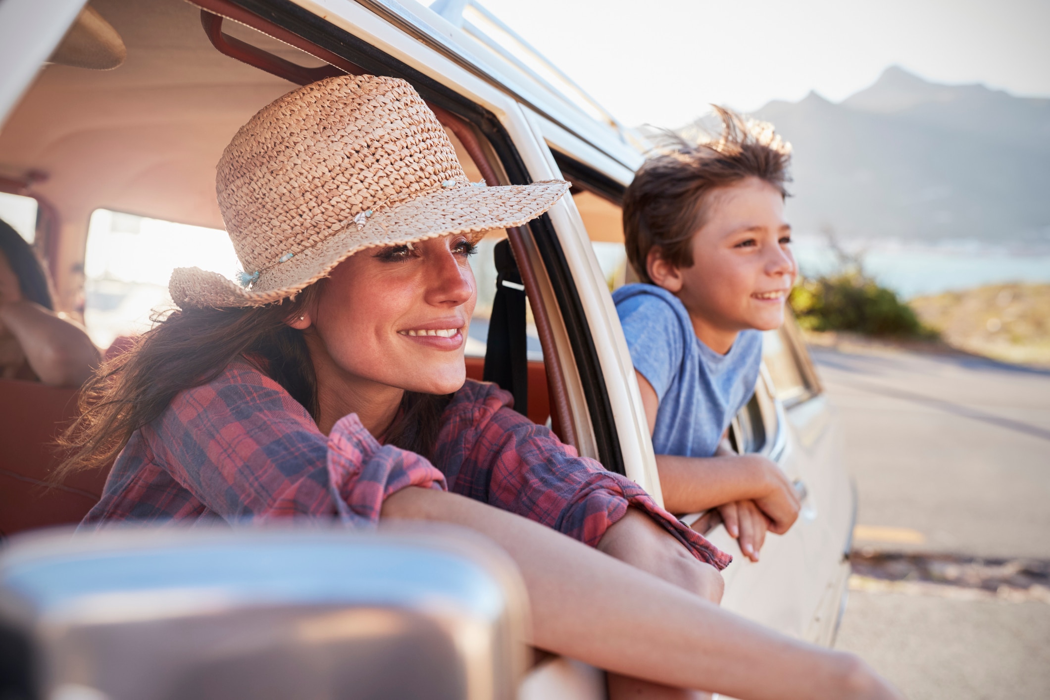 Mutter Und Kinder Entspannen Sich Im Auto Während Der Fahrt Auf Der Straße