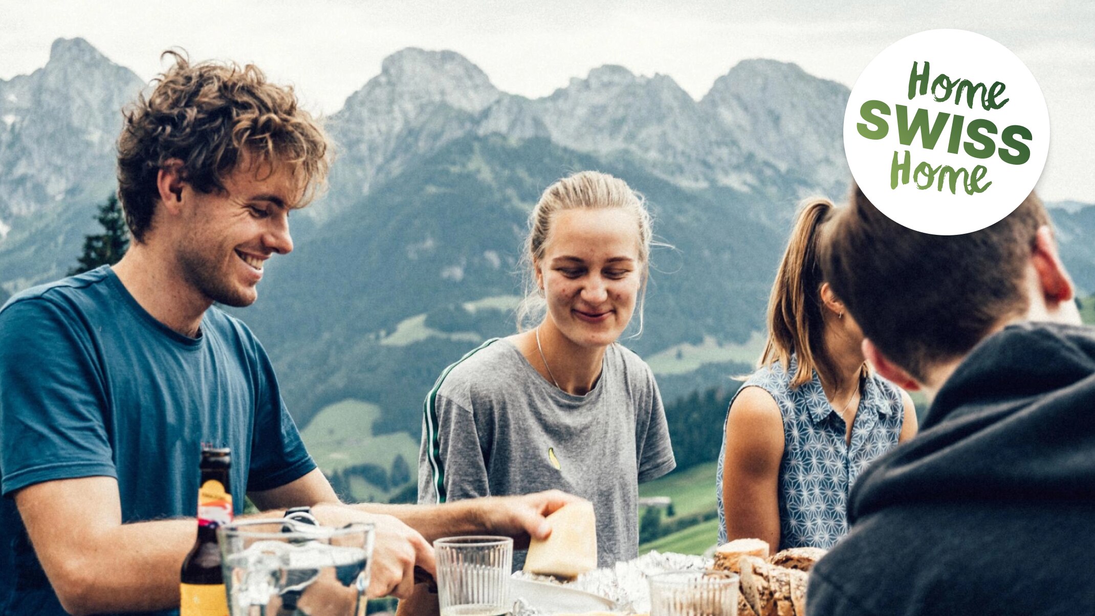 Freunde sitzen zusammen und essen