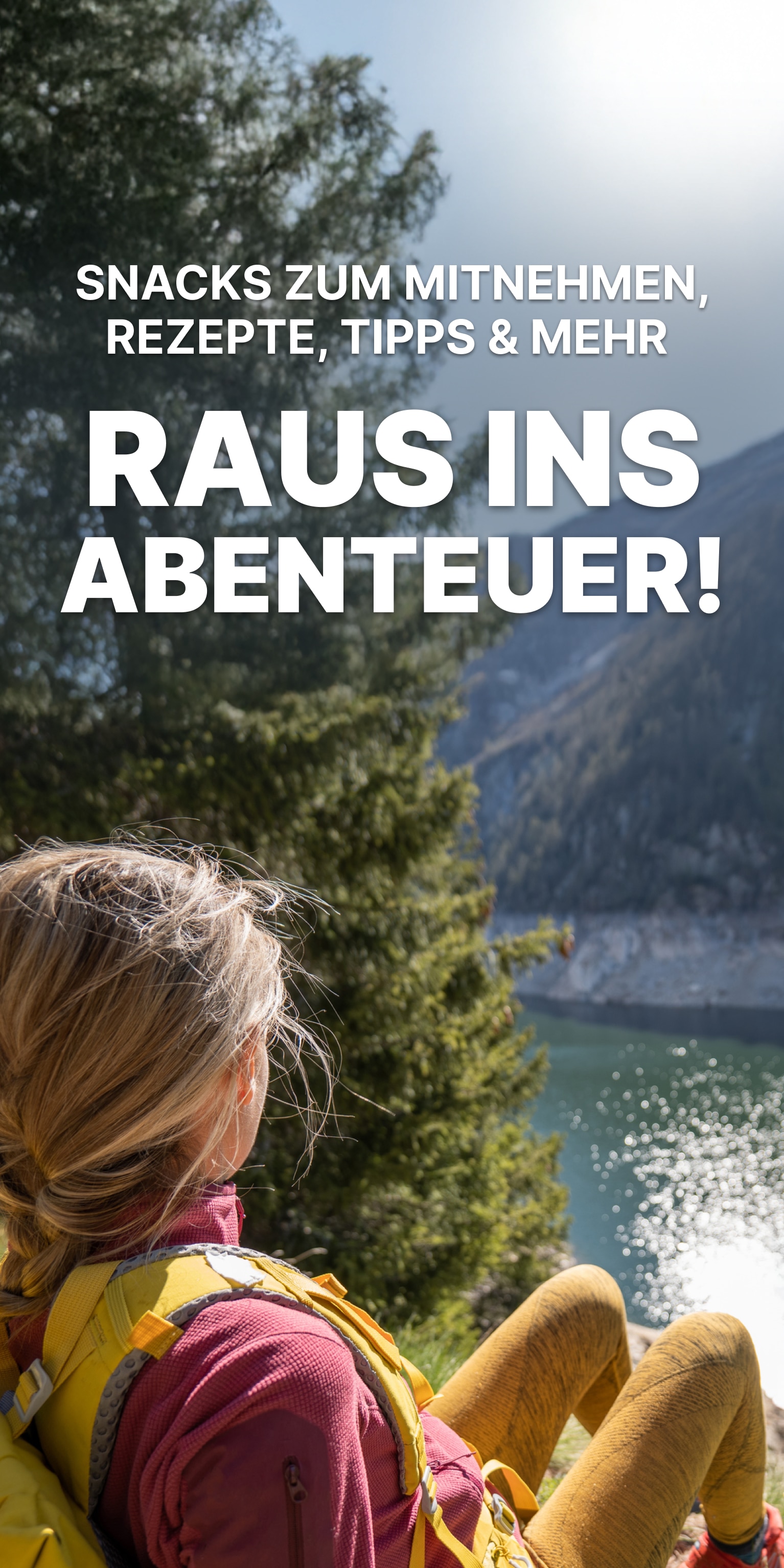 Frau sitzt auf einem Berg
