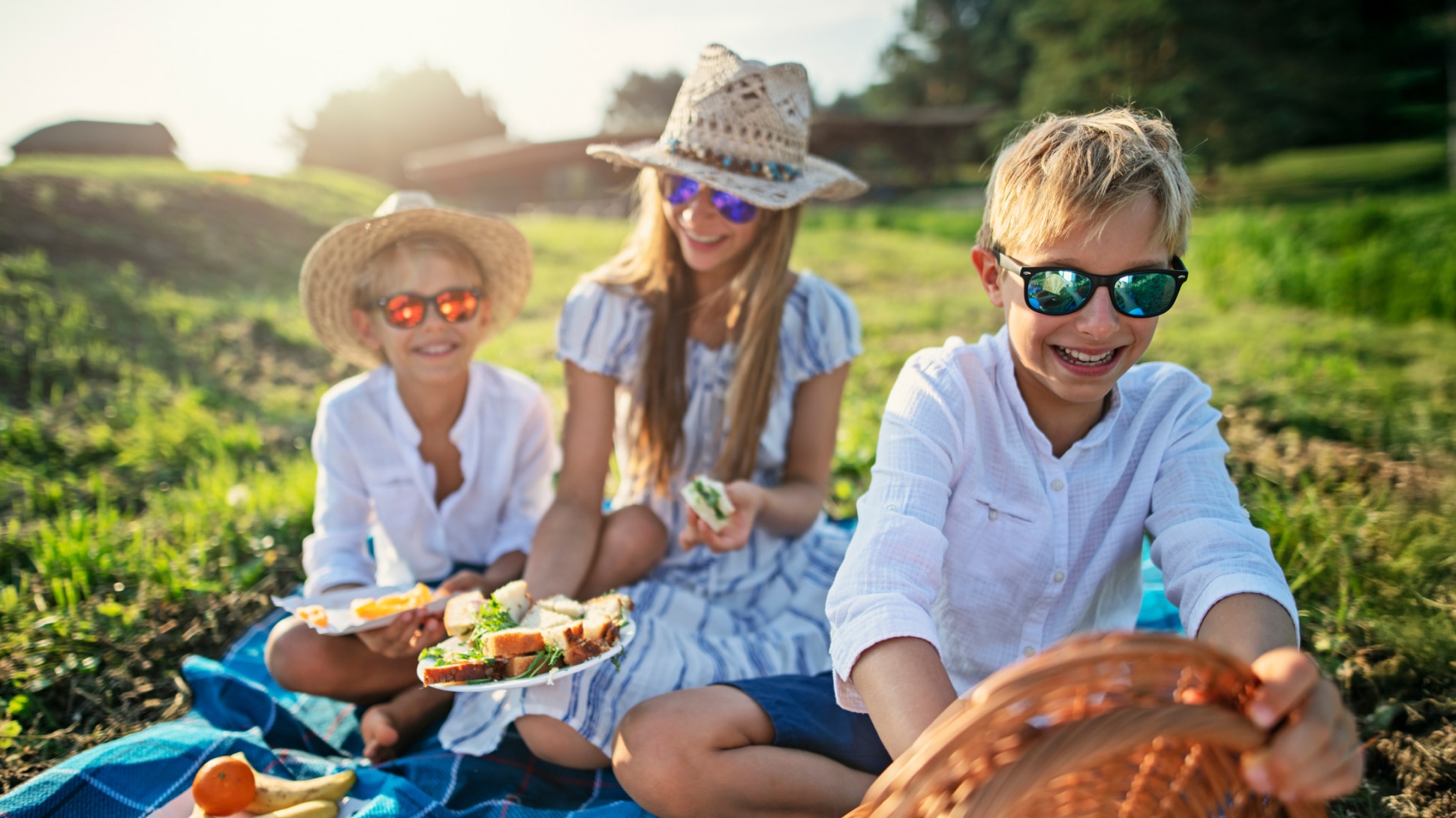Kinder Picknicken zusammen