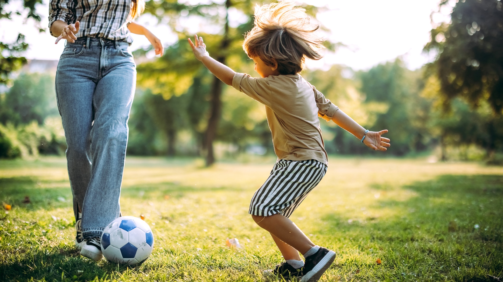 Kind spielt Fußball