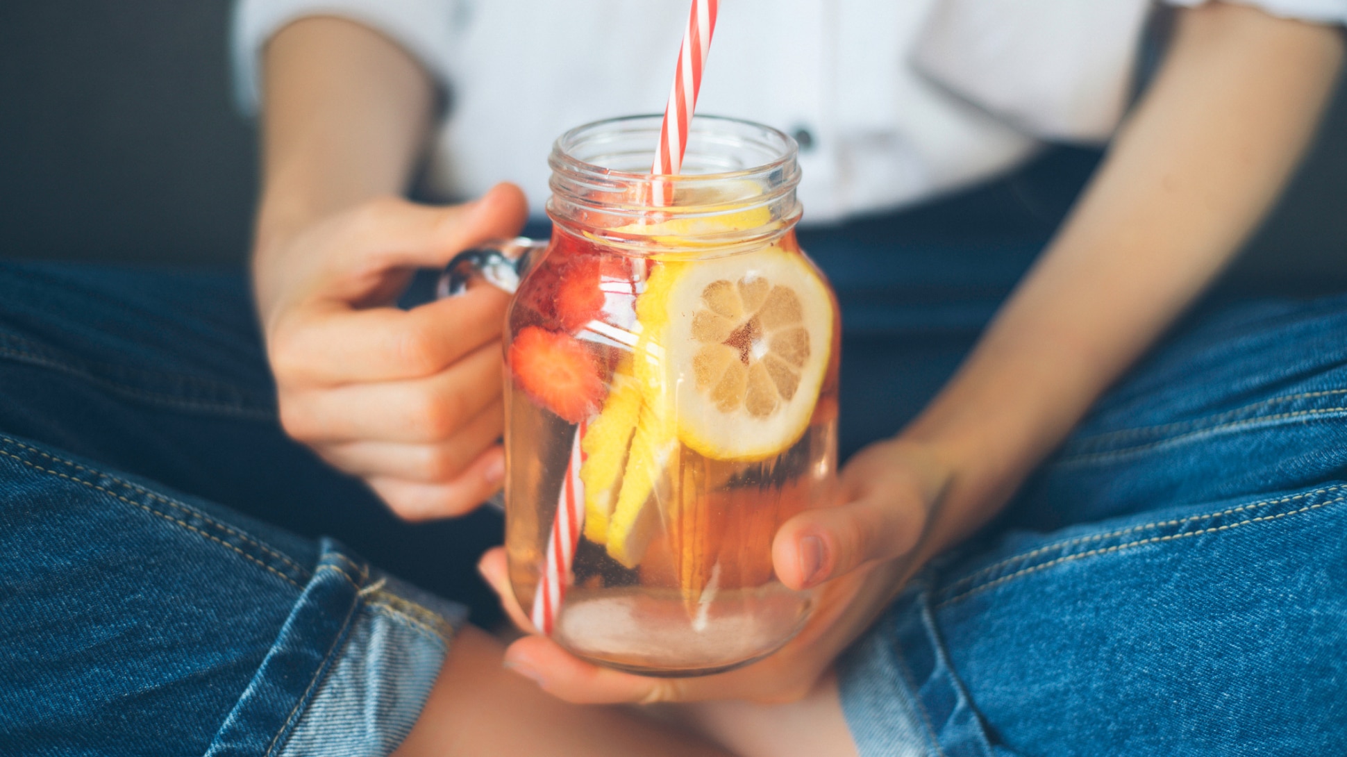 Kind hält einen gesunden Trink in der Hand