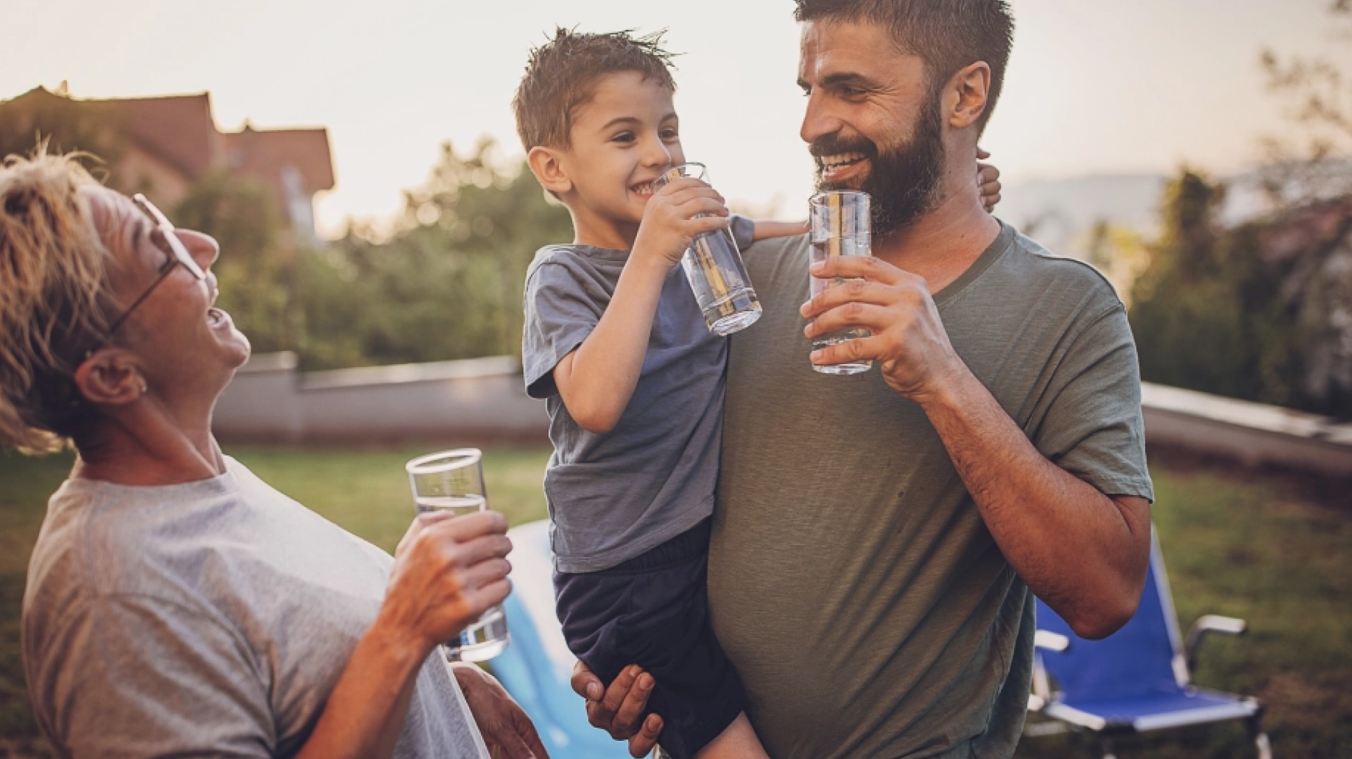 Familie lacht zusammen