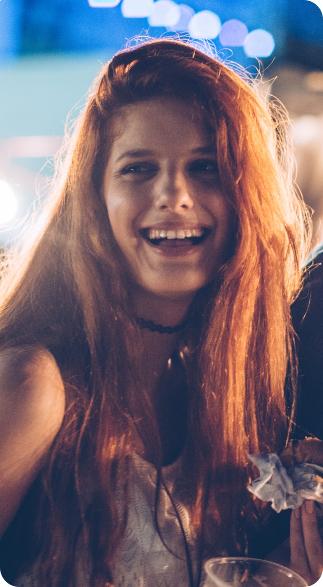 Frau auf Festival lacht