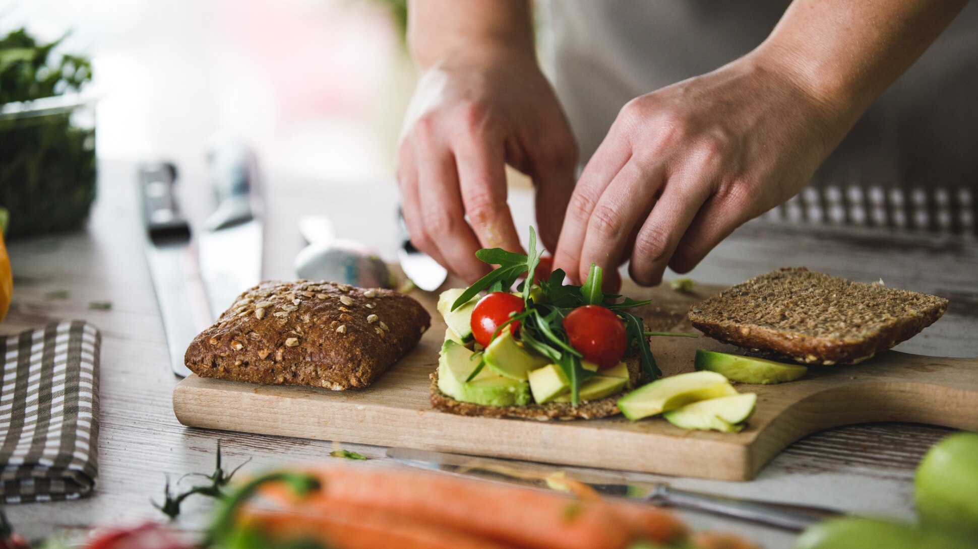 Vollkornbrötchen mit Avocado und Tomaten