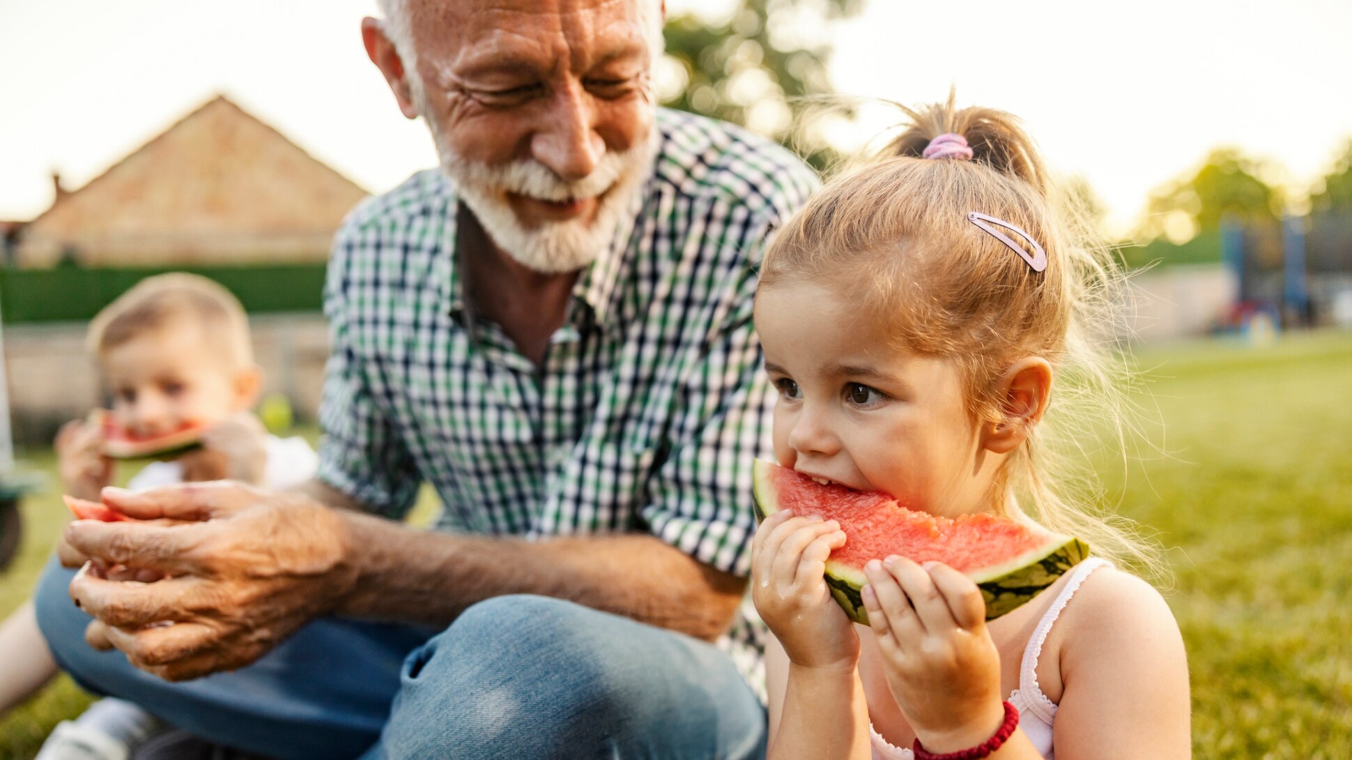 Une fille croque dans une pastèque