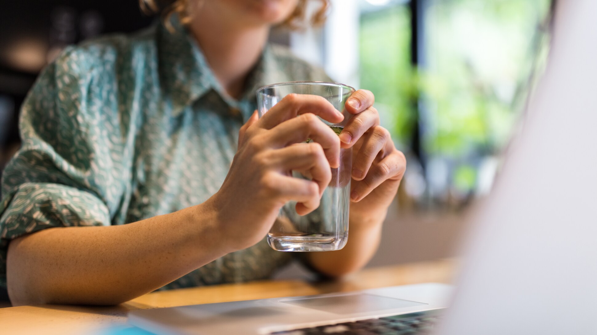 Ein Glas Wasser im Büro trinken